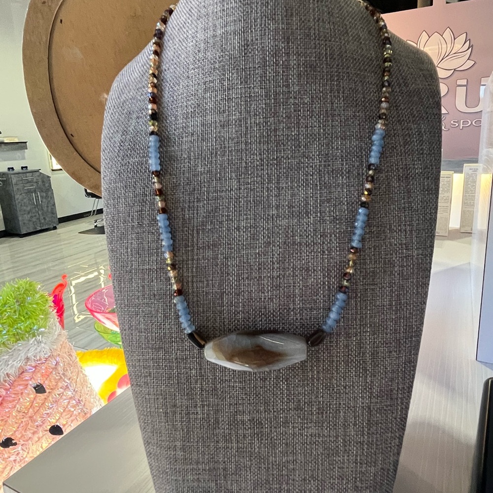 Elegant Beaded Necklace with Agate Pendant